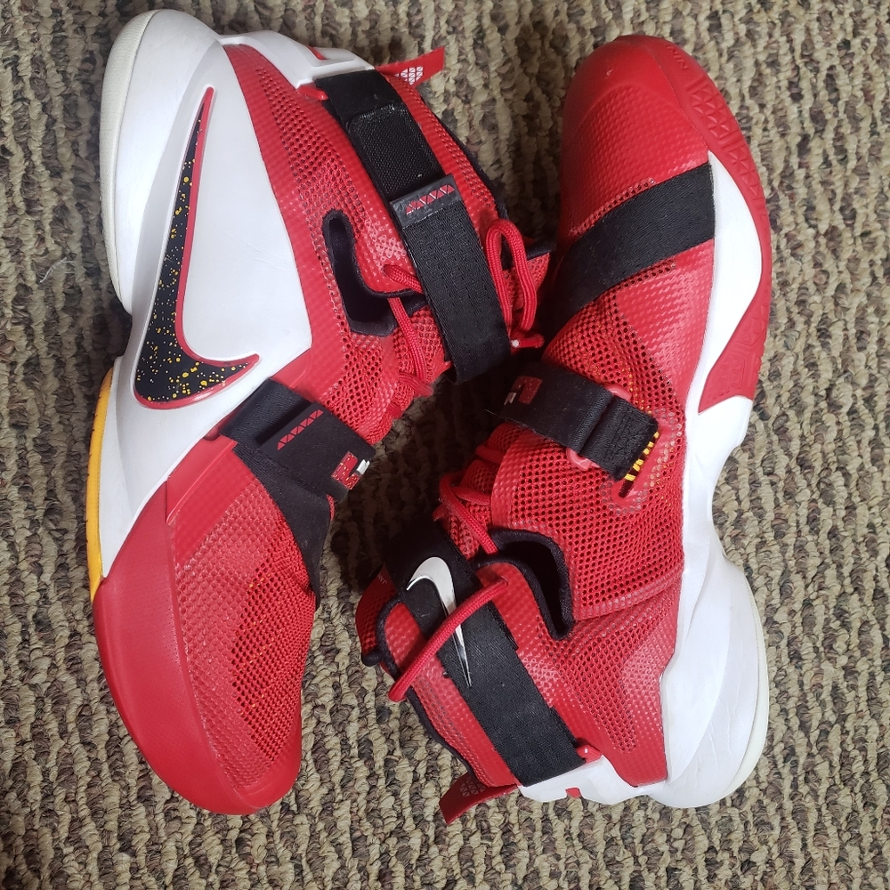 Nike Men's LeBron Soldier IX Basketball Shoes